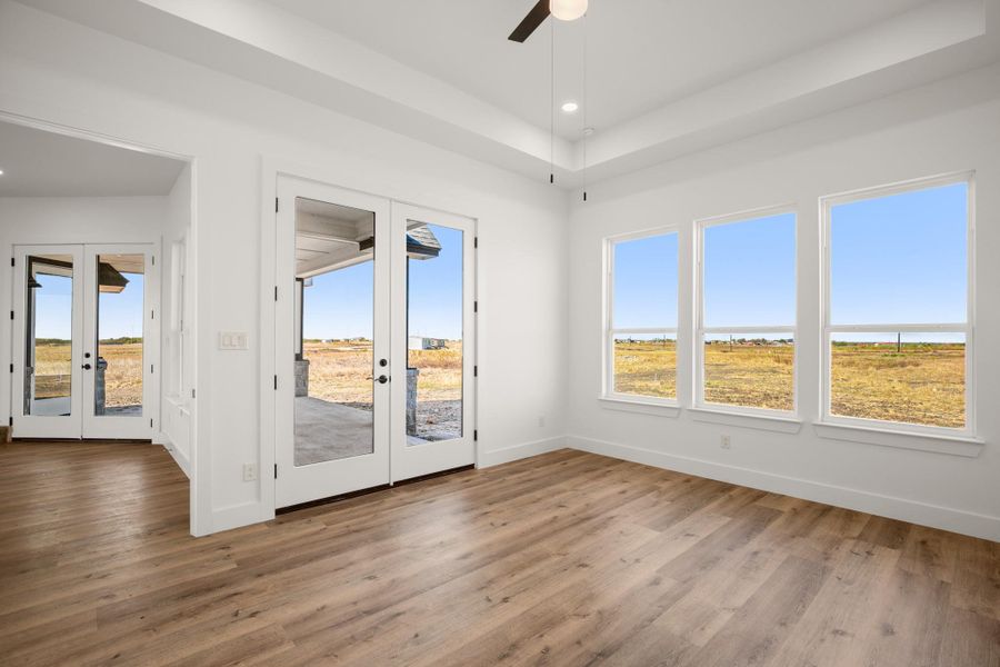 A spacious room offers direct outdoor access and expansive views of the natural landscape. A spacious room offers direct outdoor access and expansive views of the natural landscape.