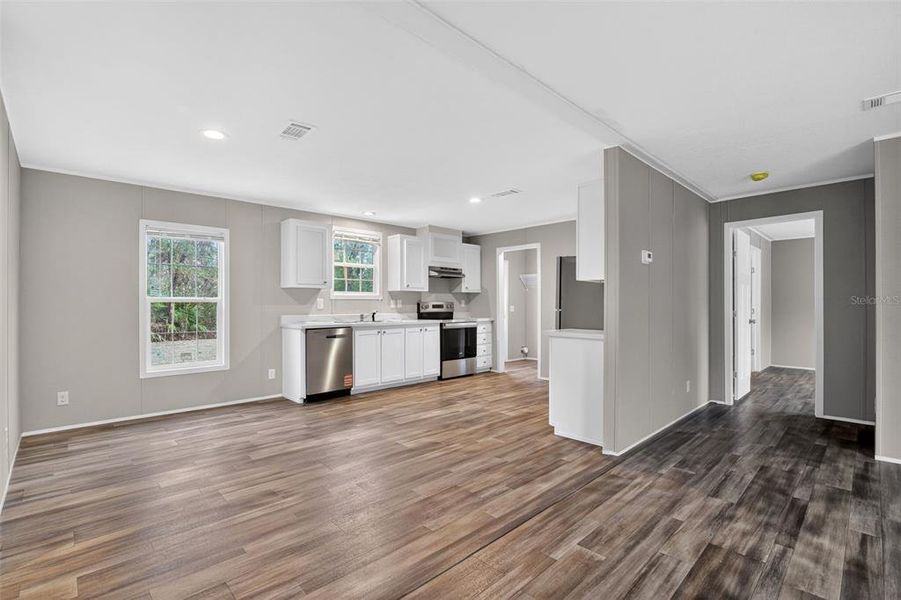 Spacious, unfurnished interior of a new home in , Crystal River (Image 11).