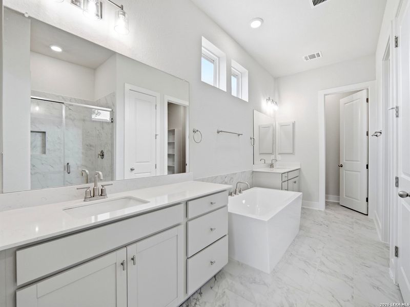 Furnished interior view inside a new home in Cibolo Crossing, Universal City (Image 5).