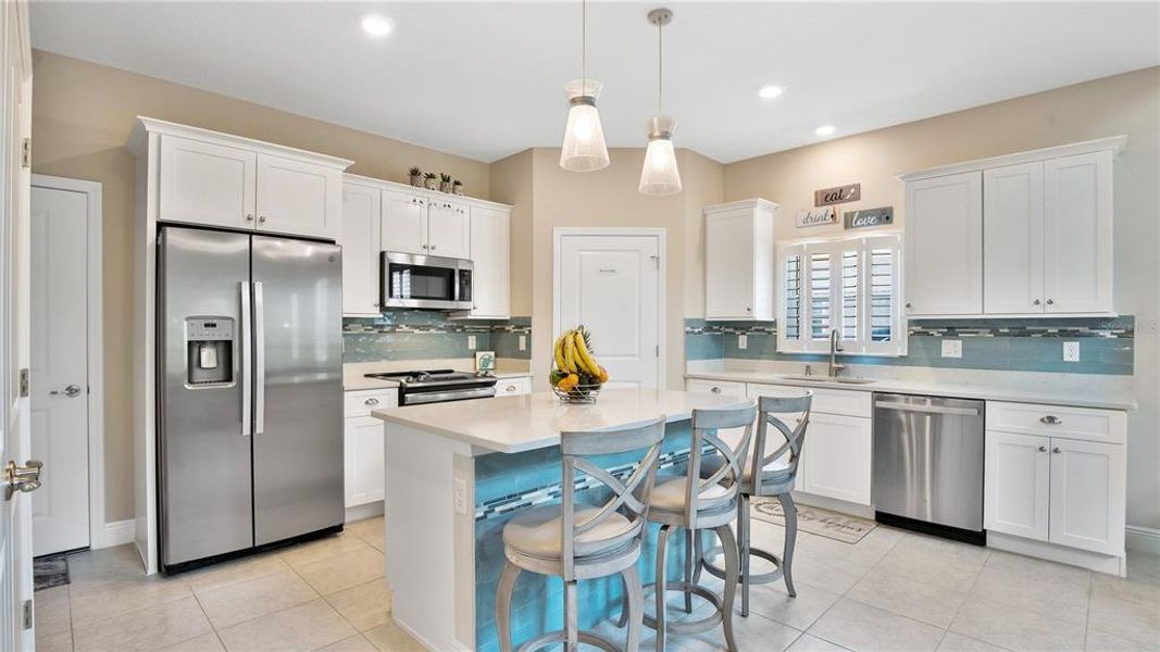 KITCHEN WITH QUARTZ COUNTRTOPS