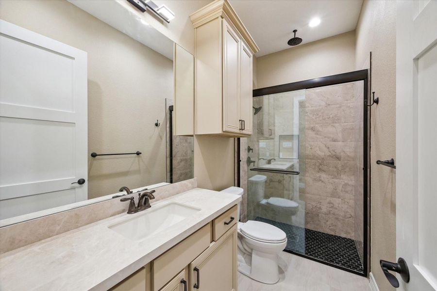 Furnished interior view inside a new home in , Kemah (Image 6).