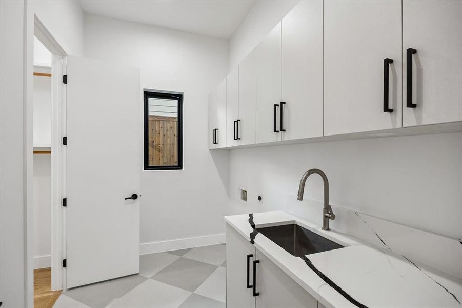 Furnished interior view inside a new home in , Dallas (Image 33).