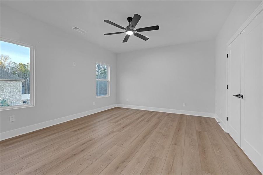 Spacious, unfurnished interior of a new home in , Oxford (Image 21).