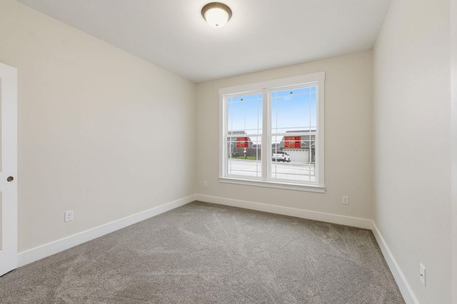 Spacious, unfurnished interior of a new home in Las Palomas Country Club Estates, La Vernia (Image 31).