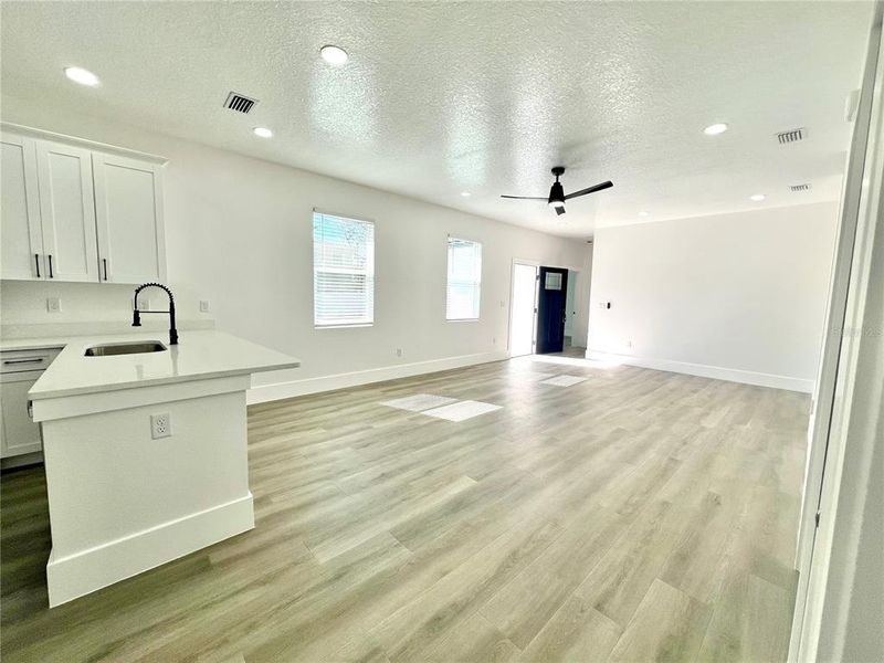 Spacious, unfurnished interior of a new home in , Tampa (Image 48).