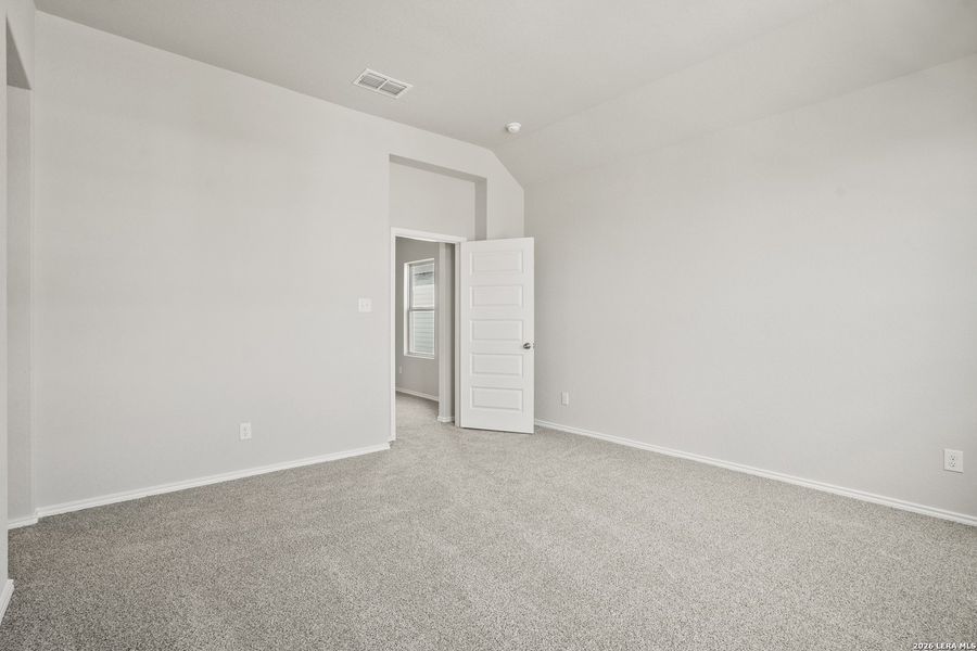 Spacious, unfurnished interior of a new home in Blue Ridge Ranch, San Antonio (Image 25).