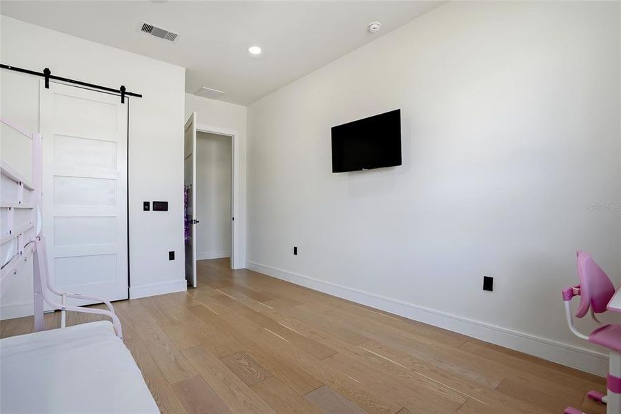 Spacious, unfurnished interior of a new home in , Tampa (Image 83).