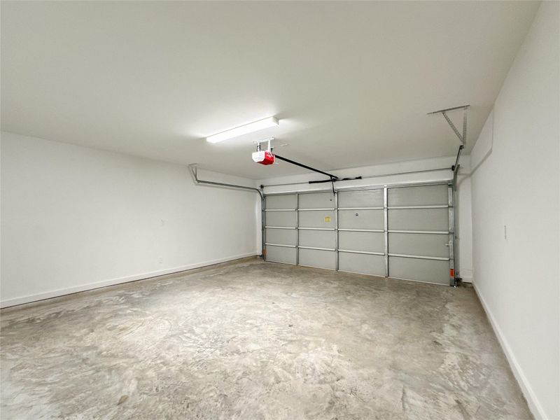 Spacious, unfurnished interior of a new home in , Conroe (Image 28).