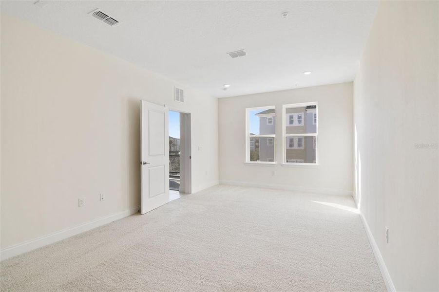 Spacious, unfurnished interior of a new home in Gatherings® of Lake Nona, Orlando (Image 8).