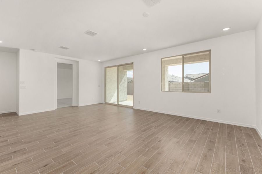 Spacious, unfurnished interior of a new home in Tyler Ranch, Buckeye (Image 10).