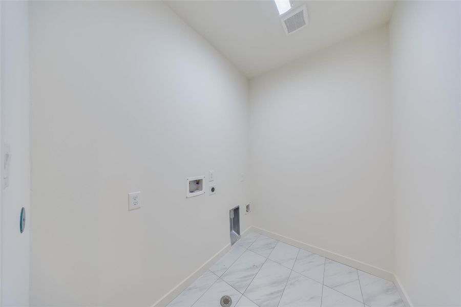 Spacious, unfurnished interior of a new home in , Houston (Image 34).