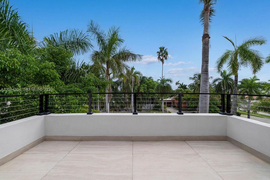 Exterior details and patio area of a home in , Hollywood (Image 4).