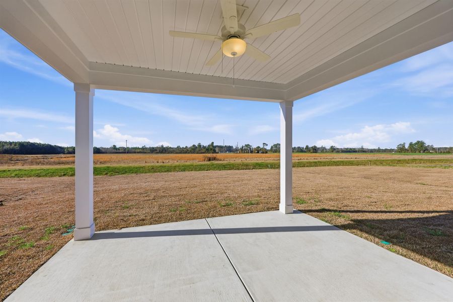 Exterior details and patio area of a home in Edgefield, Loris (Image 4).