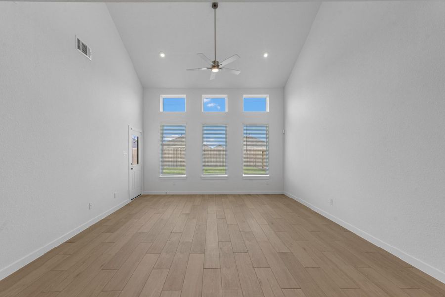 Spacious, unfurnished interior of a new home in Grand Mason Crossing, Katy (Image 14).