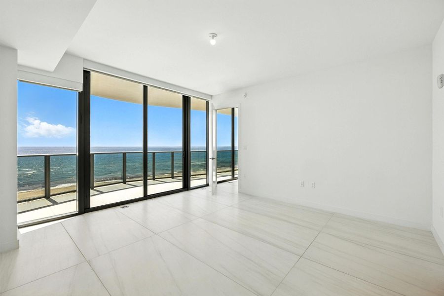 Spacious, unfurnished interior of a new home in Casamar, Pompano Beach (Image 17).