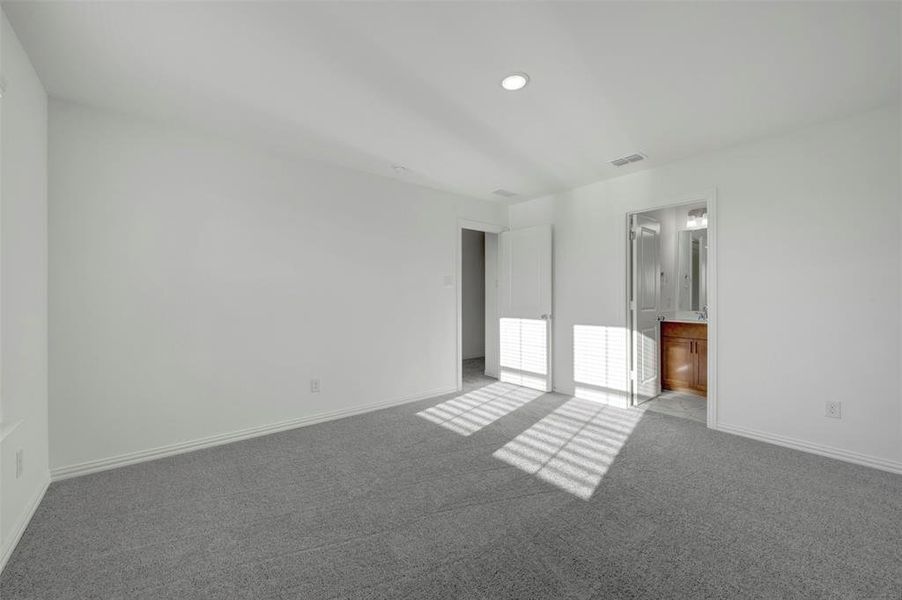 Spacious, unfurnished interior of a new home in Lily Creek at Sutton Fields, Aubrey (Image 36).