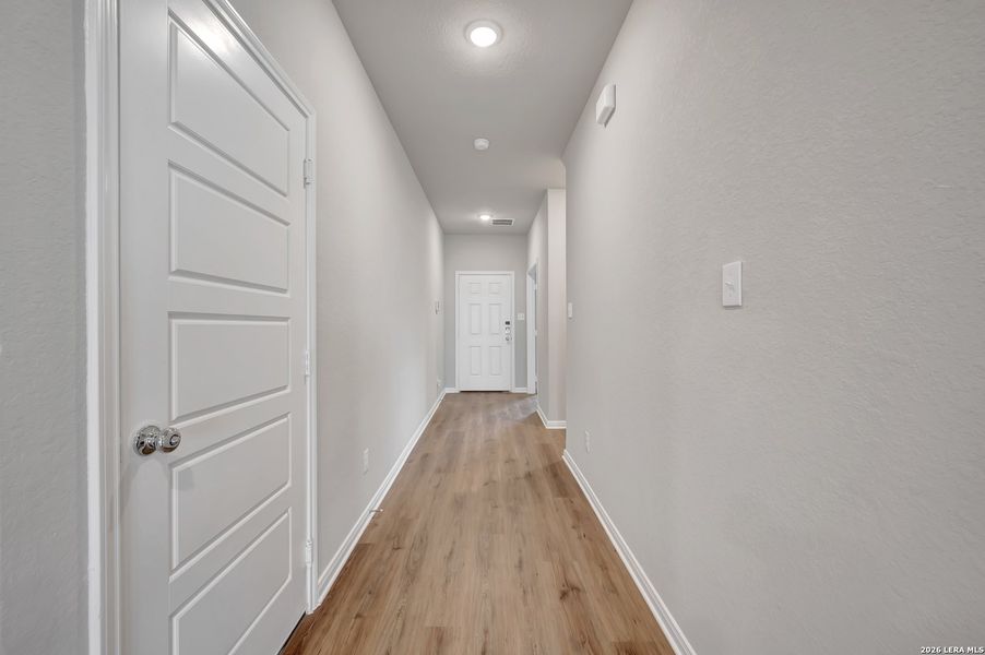 Spacious, unfurnished interior of a new home in Hunters Ranch, San Antonio (Image 23).
