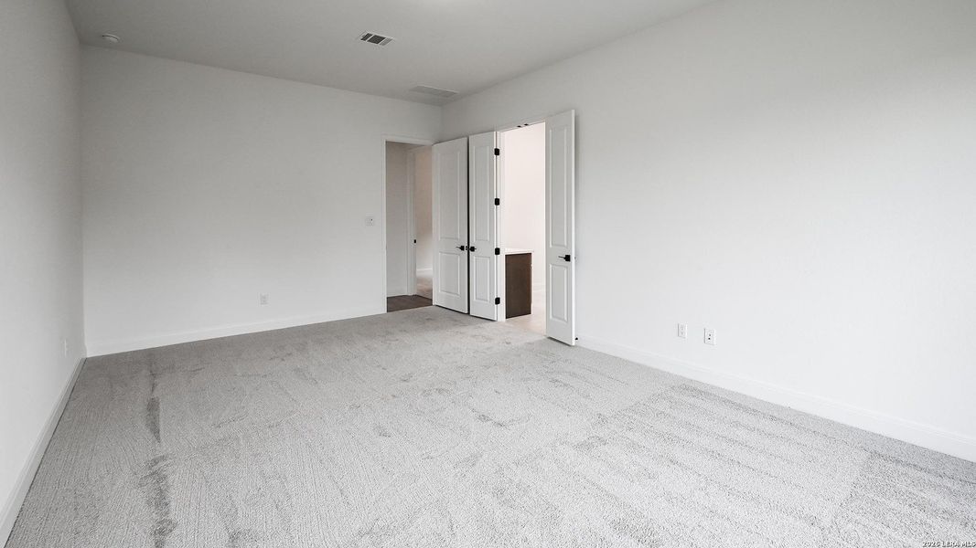 Spacious, unfurnished interior of a new home in Meadows of Mill Creek, Seguin (Image 17).
