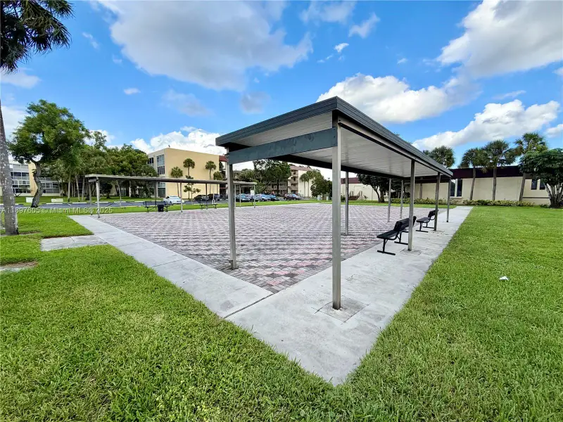 Community amenities in , Lauderdale Lakes (Image 38).
