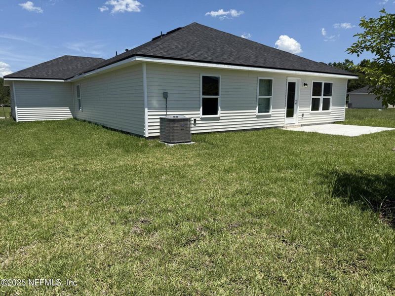 Exterior details and patio area of a home in Summerglen, Jacksonville (Image 31).