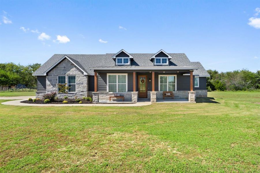 Craftsman inspired home featuring a front yard