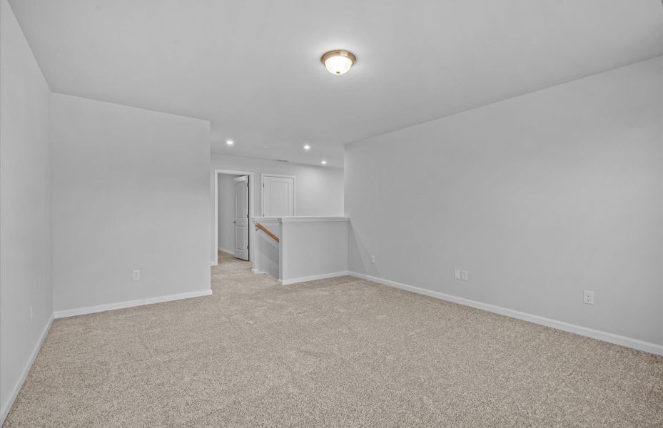 Spacious, unfurnished interior of a new home in Sparrow Creek, Boiling Springs (Image 21).