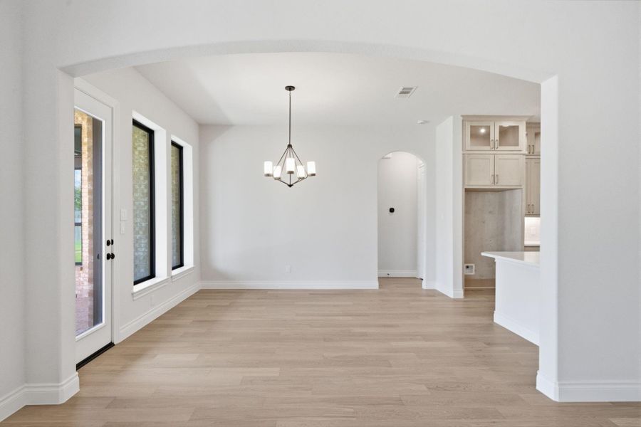 Spacious, unfurnished interior of a new home in Artavia 70′, Conroe (Image 39).