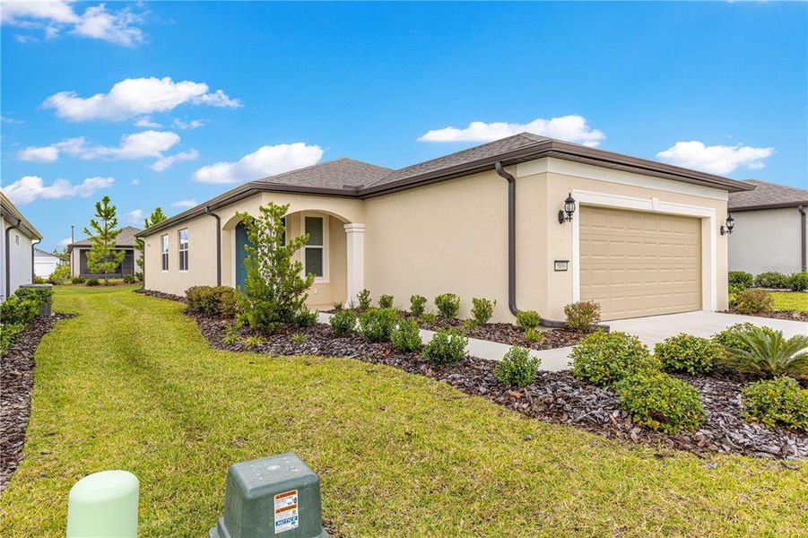 Exterior details and patio area of a home in , Ocala (Image 2).