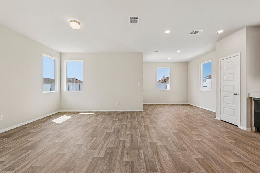 Spacious, unfurnished interior of a new home in Harvest Ridge, Elgin (Image 12).