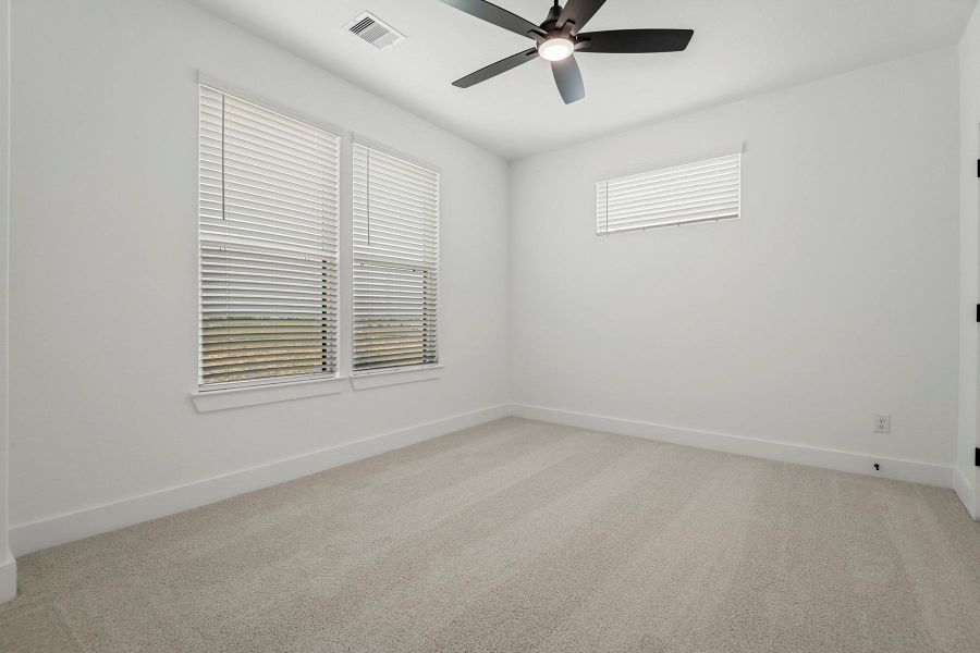 Spacious, unfurnished interior of a new home in Hallimore Ranch, Rosenberg (Image 16).