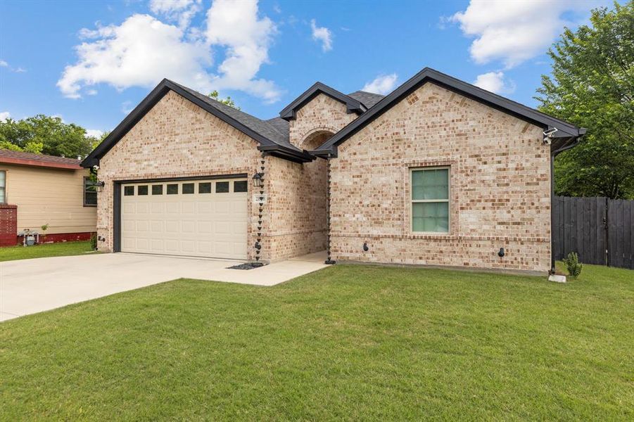 Front exterior of a new home in , Fort Worth, TX, highlighting curb appeal (Image 21).