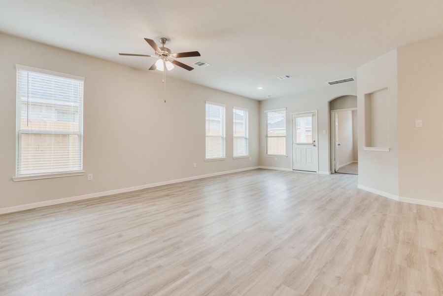 Representative unfurnished interior of a home built from the Floor Plan 1784 by Colina Homes in River Ranch, Dayton (Image 28).