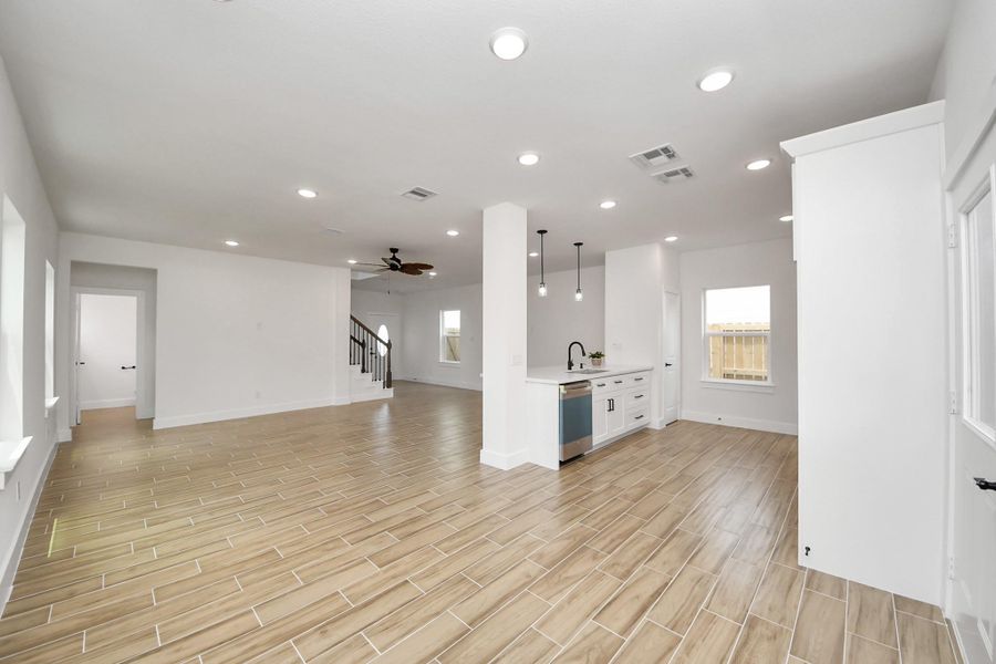 Spacious, unfurnished interior of a new home in , Houston (Image 10).