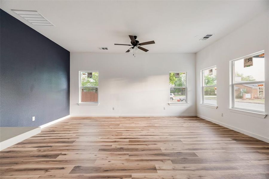 Unfurnished room featuring light wood-style flooring and ceiling fan