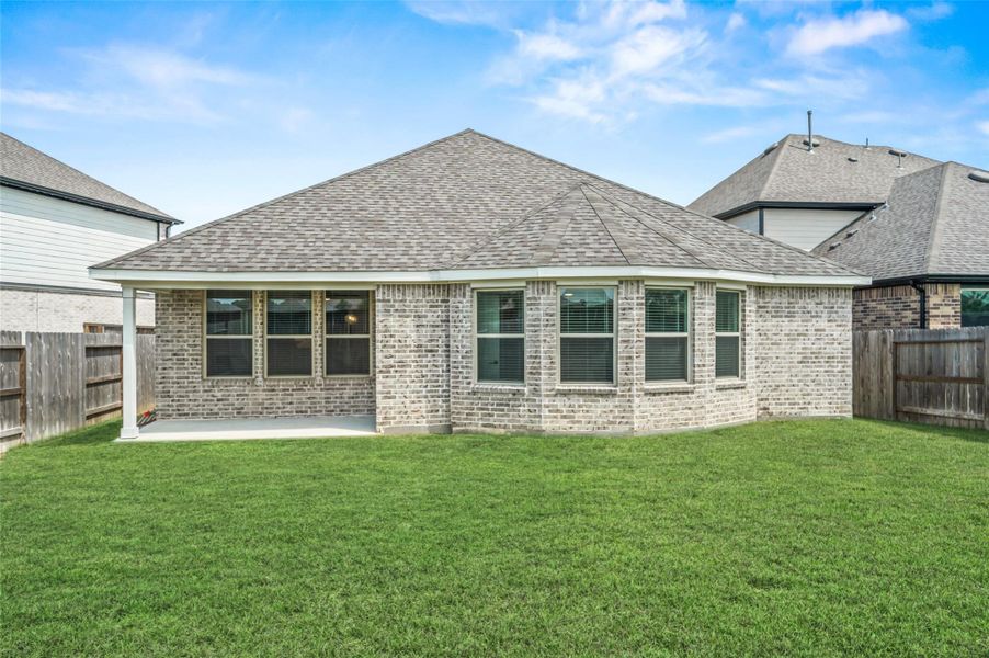 Exterior details and patio area of a home in Mavera, Conroe (Image 22).