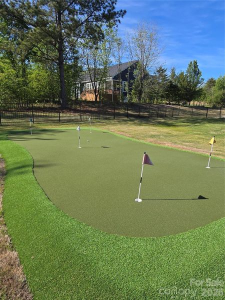 5-hole putting green w/flags