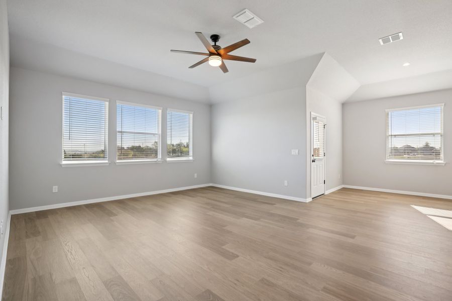 Spacious, unfurnished interior of a new home in Porter Country, Buda (Image 14).