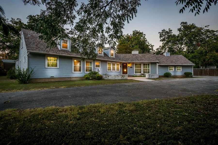 Circle drive allowing for a lot of parking! Circle drive allowing for a lot of parking!