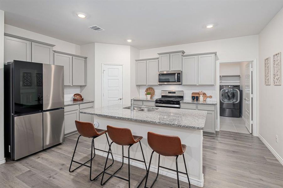 Stainless appliances, granite and gas cooking!