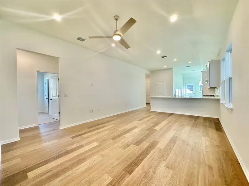 Spacious, unfurnished interior of a new home in Porter Country, Buda (Image 7).
