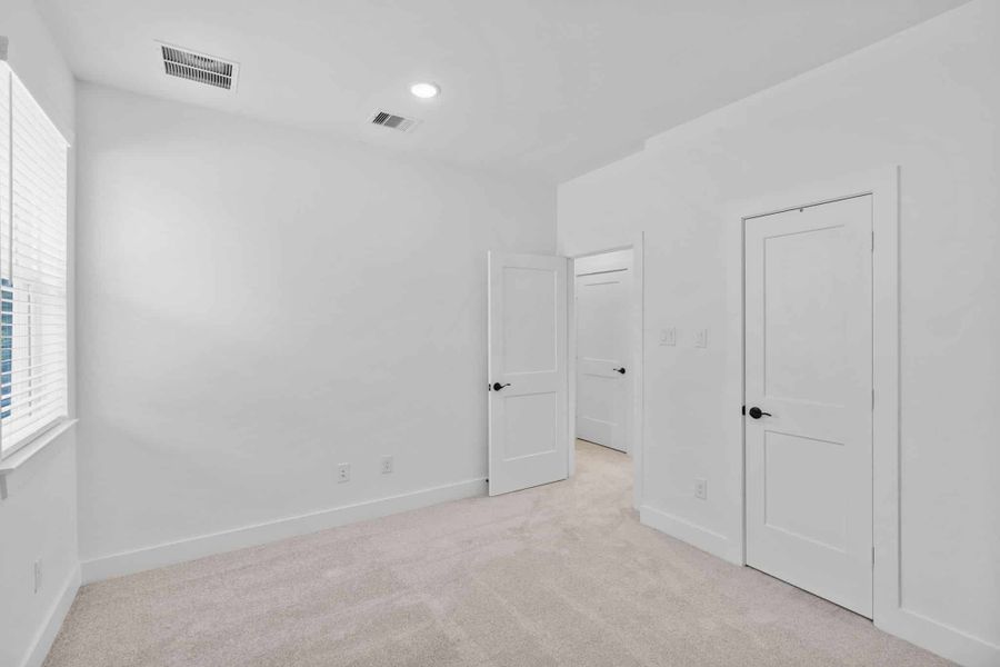 Spacious, unfurnished interior of a new home in Evergreen, Conroe (Image 18).
