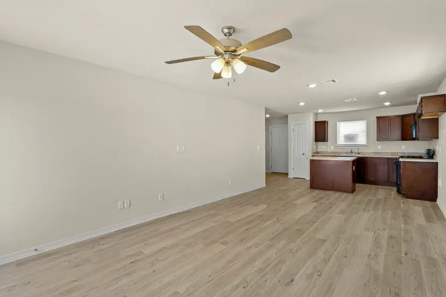 Spacious, unfurnished interior of a new home in Rancho Desierto Bello, Horizon City (Image 26).