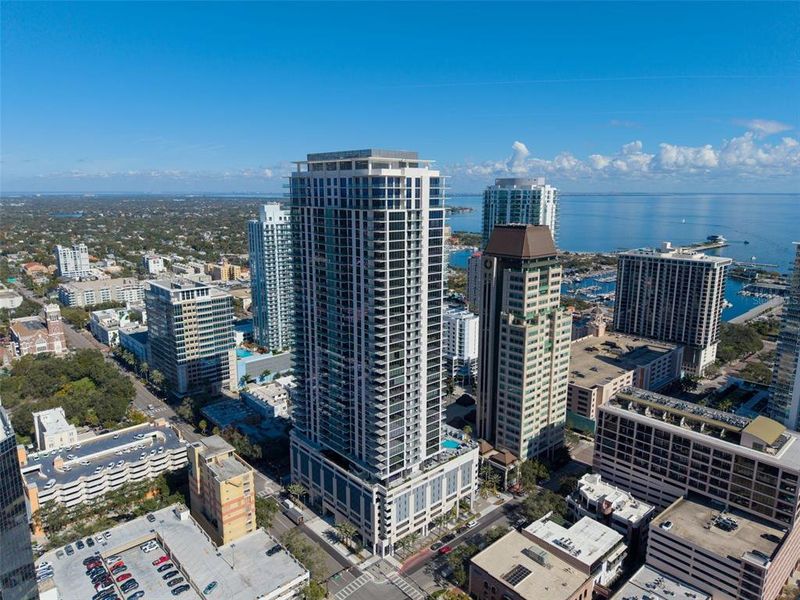 Condo located in St. Petersburg, FL showcasing its design and architecture (Image 40).