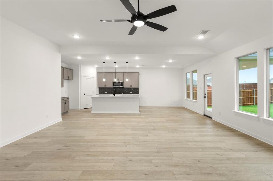 08. 3011 Genevieve - Family (2) 08. 3011 Genevieve - Family (2)