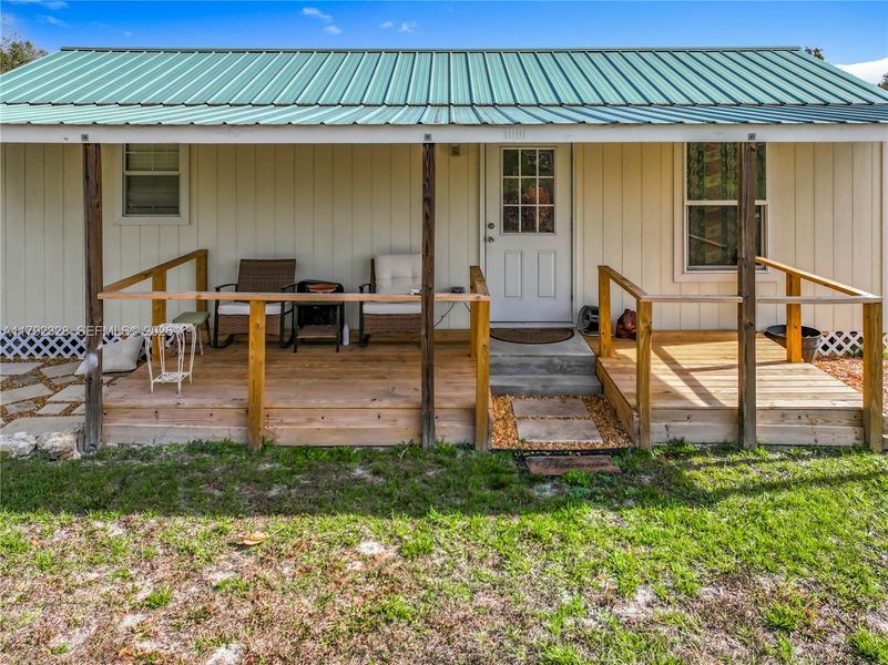 Exterior details and patio area of a home in , Gainesville (Image 26).
