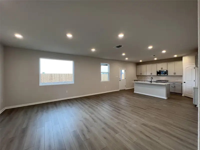 Spacious, unfurnished interior of a new home in Rolling Glen, Hutto (Image 14).