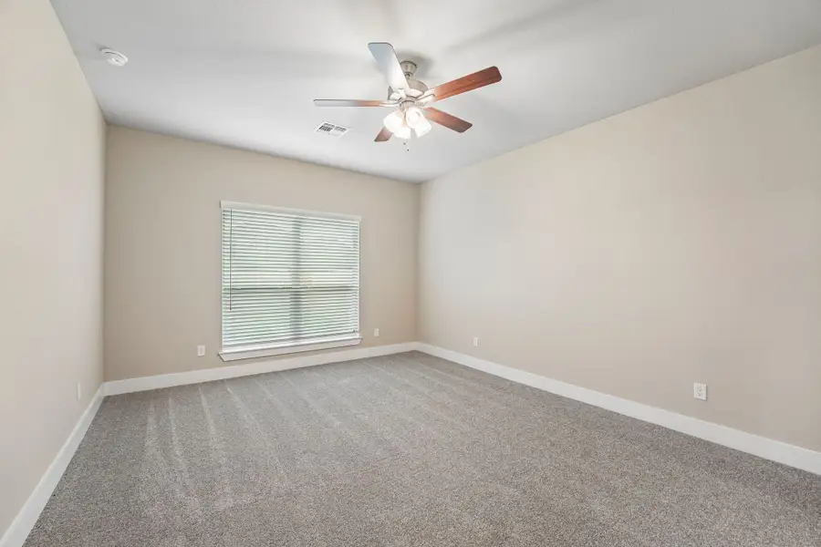 Spacious, unfurnished interior of a new home in Three Creeks, Belton (Image 14).