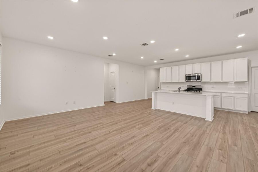 Spacious, unfurnished interior of a new home in Sunterra, Katy (Image 37).