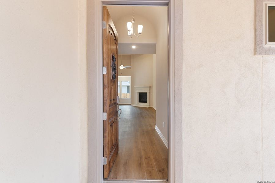 Spacious, unfurnished interior of a new home in Cibolo Crossing, Universal City (Image 31).