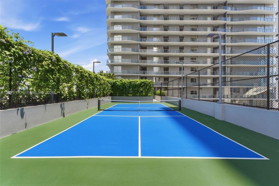 Condo located in Miami, FL showcasing its design and architecture (Image 21).
